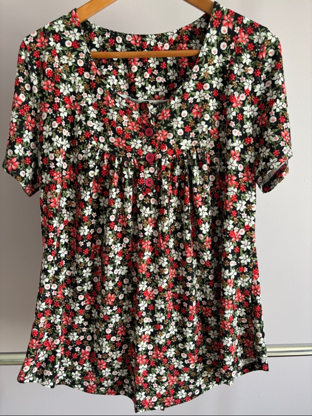 Short-Sleeve Tunic Top in Black, White, and Red Floral Pattern - Picture 1 of 4